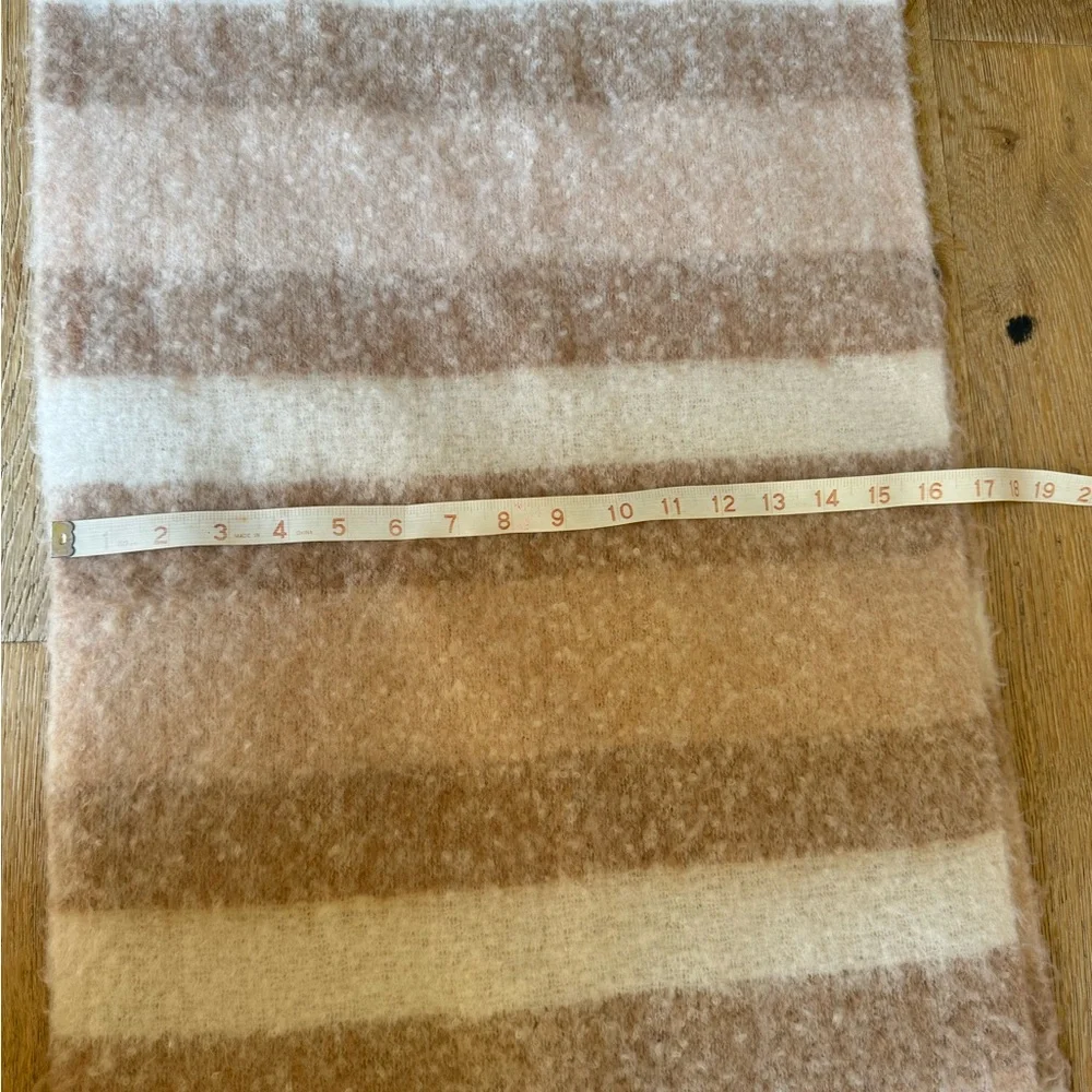 Large Chunky wide striped scarf Beige NWOT price firm!